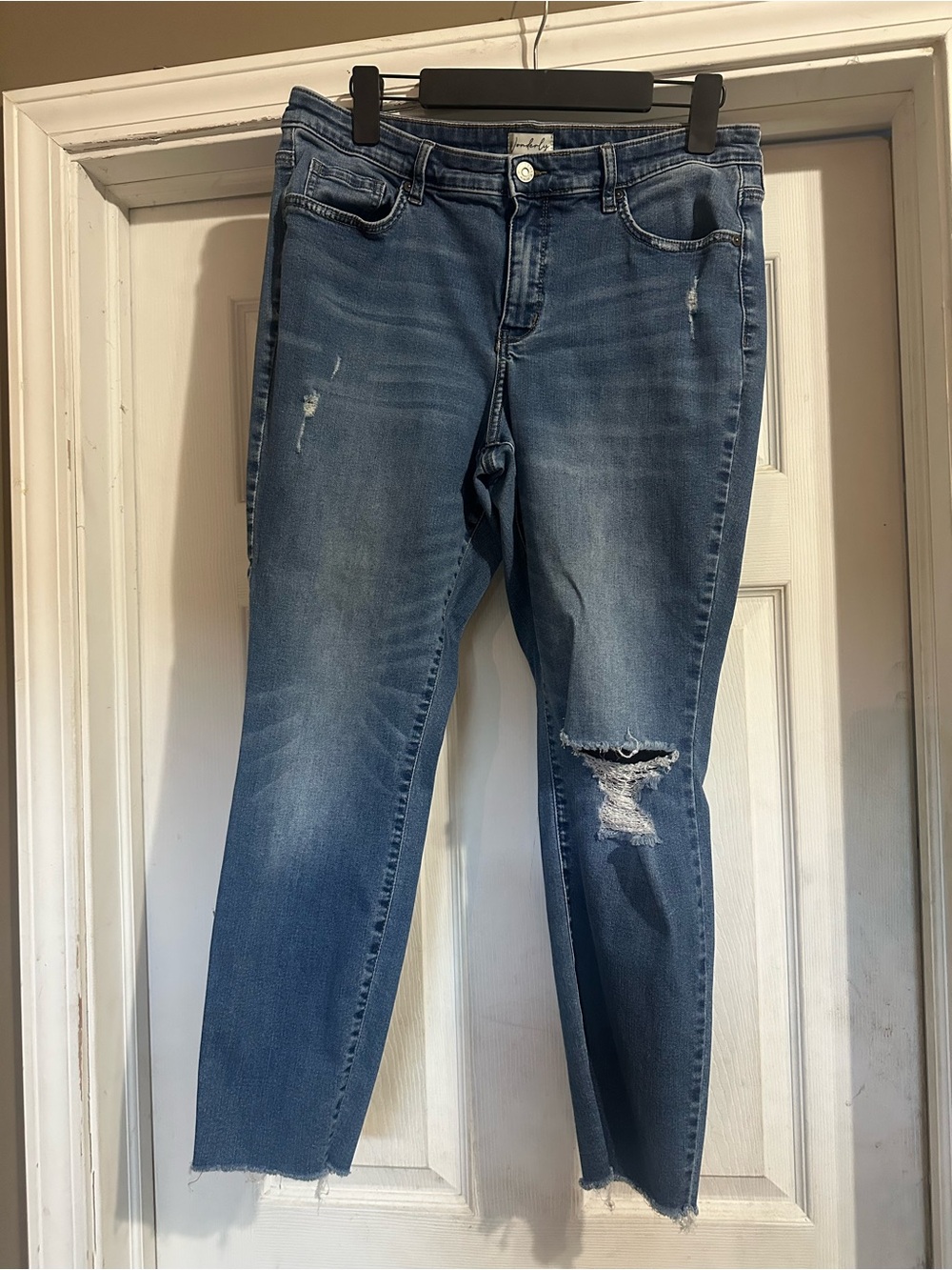 Wonderly Distressed Ankle Cropped Jeans - Medium Blue